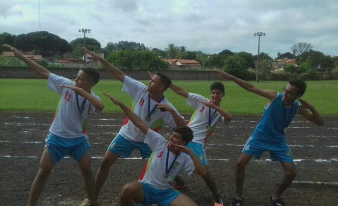 Alunos comemoram suas vitórias na competição